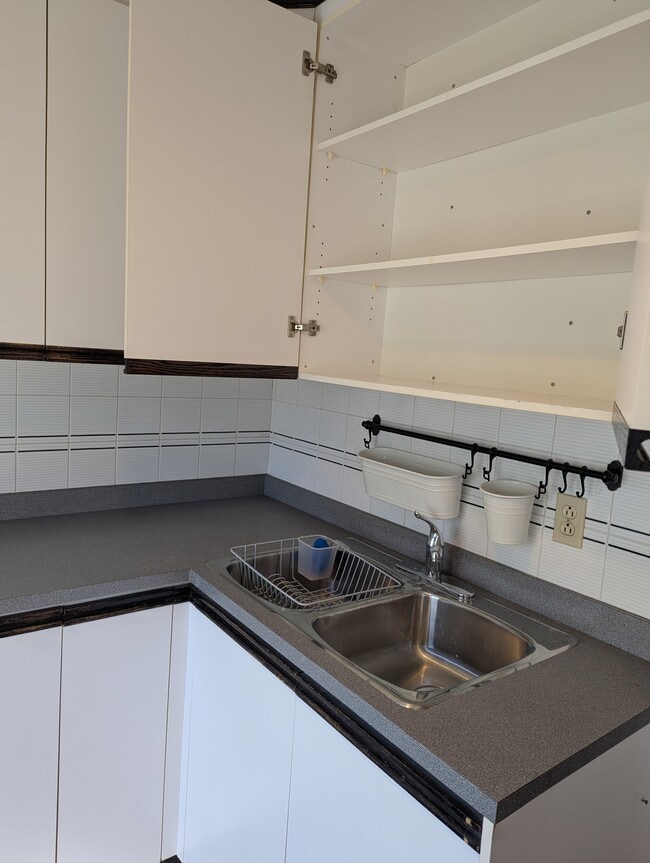 Lots of storage. - 94 Aldwych Av