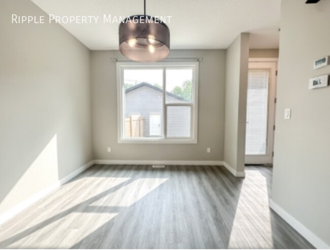 Photo du bâtiment - INCREDIBLE 3 BEDS/ 2.5 BATHS UPPER ONLY WITH GARAGE INCLUDED!