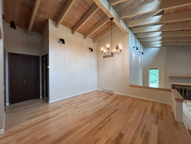 Foto del edificio - $3,350 | 5 Bedroom, 2.5 Bathroom House | P...