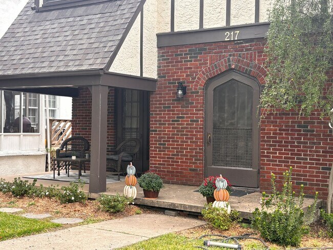 Building Photo - 217 Thayer St