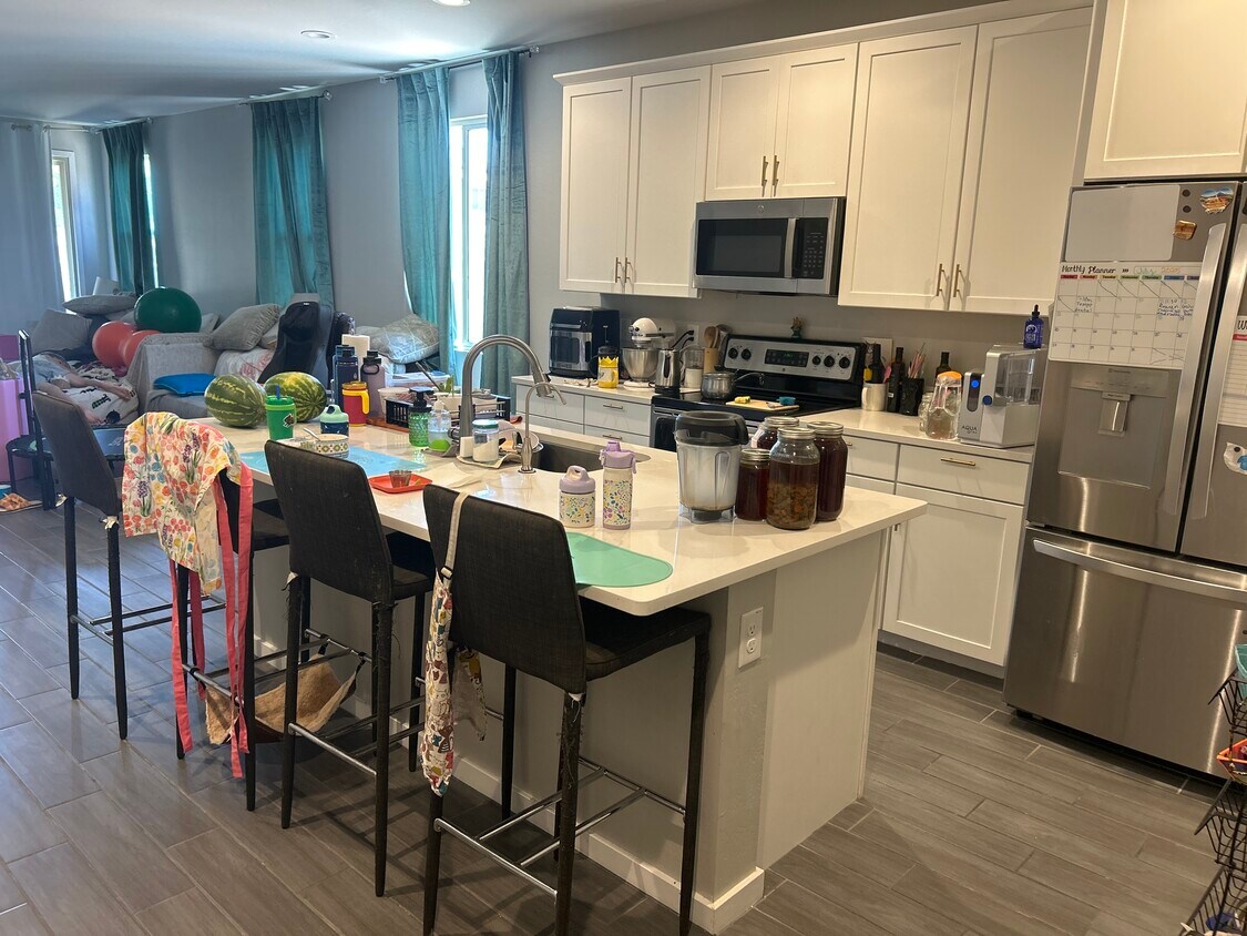 Large kitchen - 1964 N Hubbard Ln