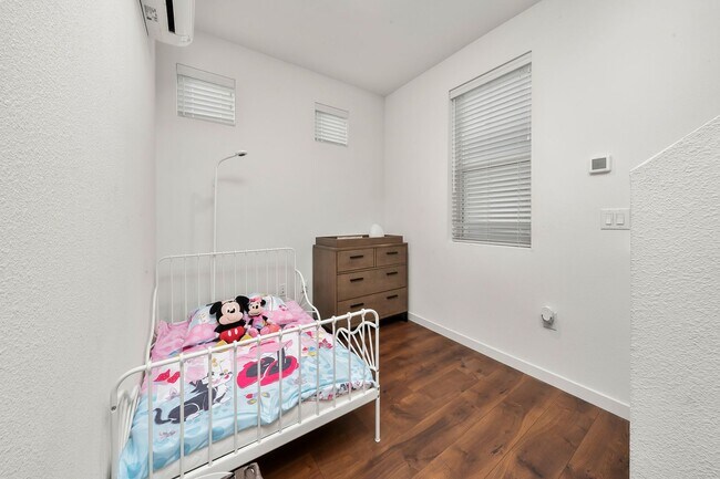 Foto del edificio - 1 Bed/1 Bath Modern Condo in Upper Land Park