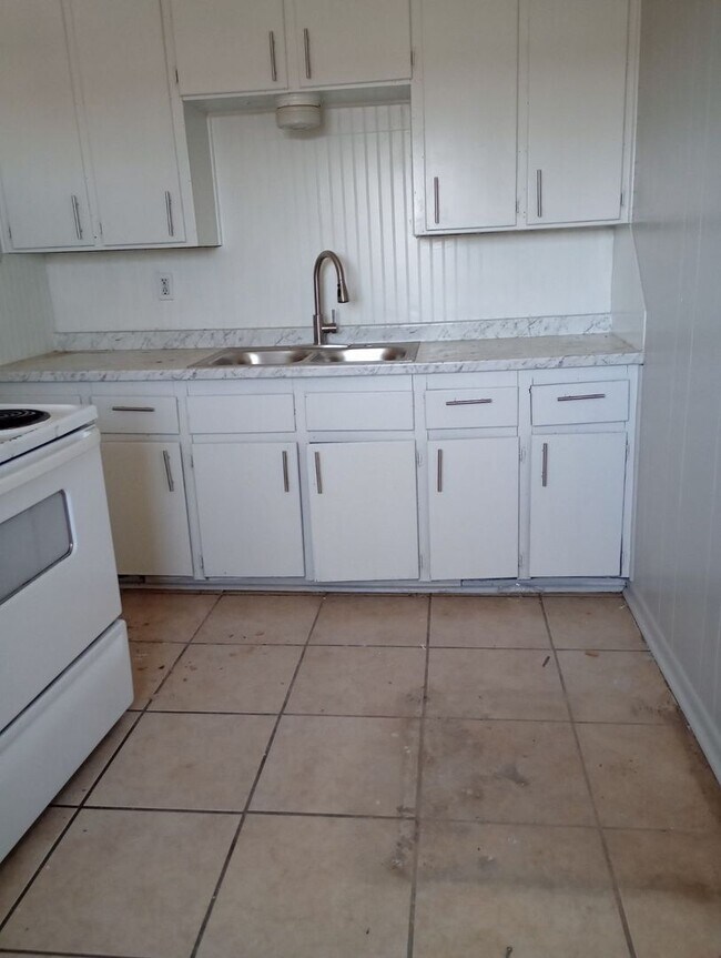 Building Photo - Cozy 1-Bedroom Duplex – Convenient Location!