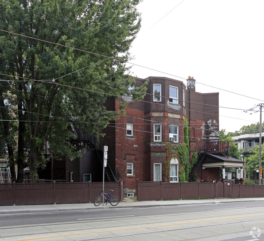 Building Photo - Dowling Residence