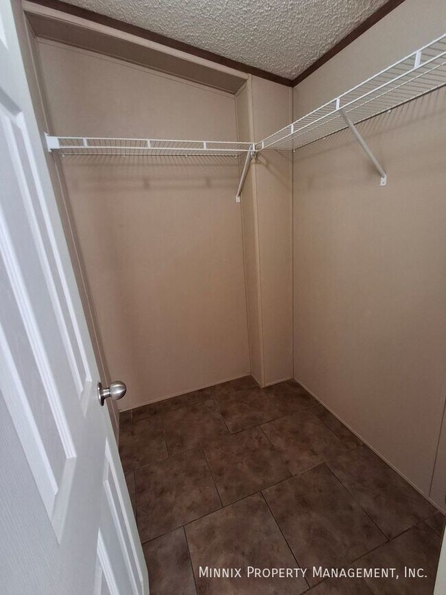 Foto del edificio - 15701 Element Rd