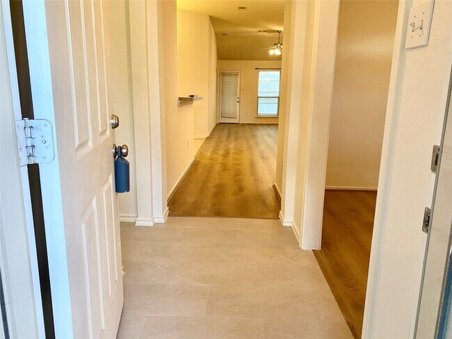 Foto del edificio - 5747 Wandering Creek Dr