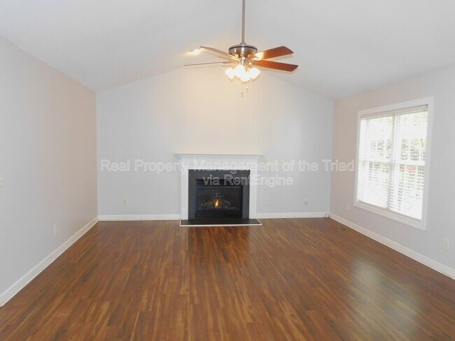 Foto del edificio - 2804 Mitchell Wood Dr