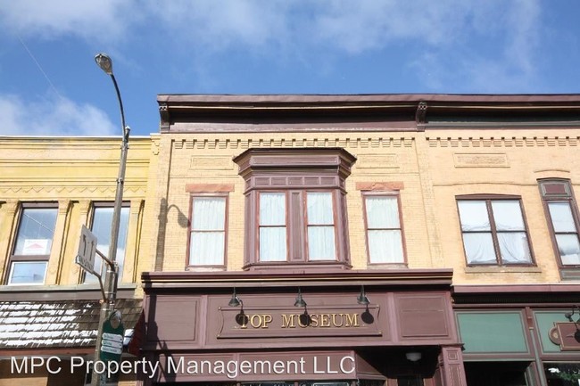Building Photo - 527 Milwaukee Ave