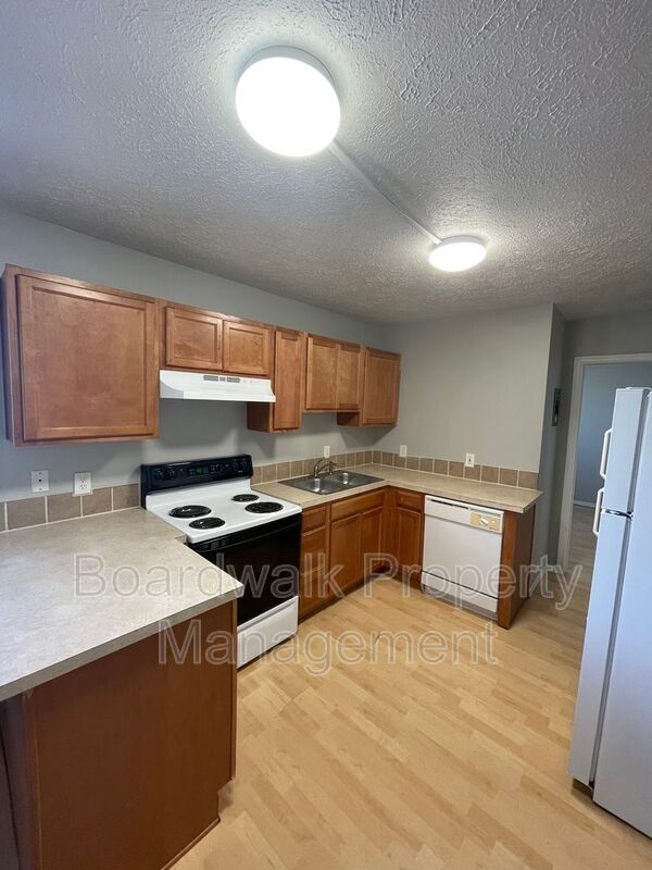 Building Photo - 316 E Brookside St