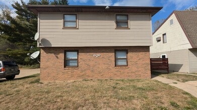 Building Photo - 809 Kerns Dr NE