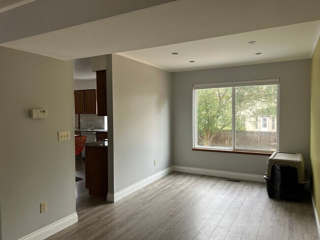 Foto del edificio - Broadmoor Glen 4 bedroom home