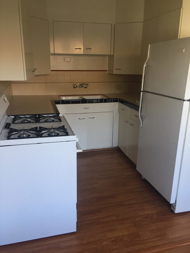 Kitchen - 1501 N Hollywood Way