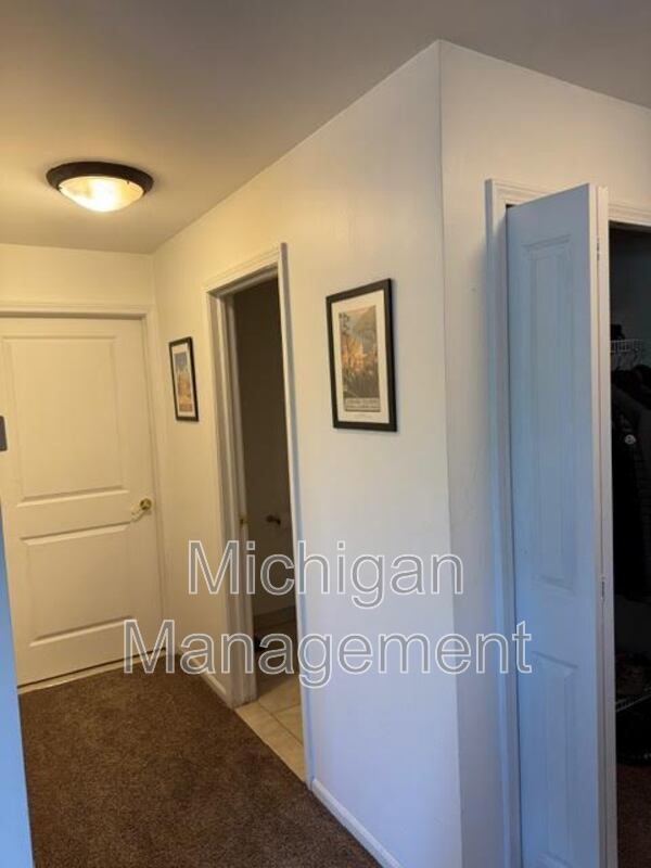Foto del edificio - 2725 E Maple Rd
