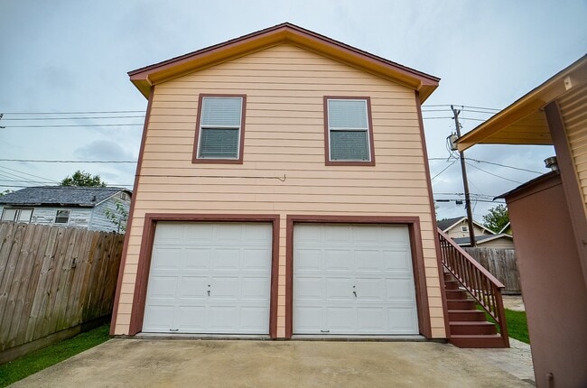 Building Photo - 303 Vincent St