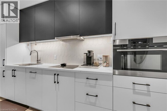 Building Photo - 741 King St W