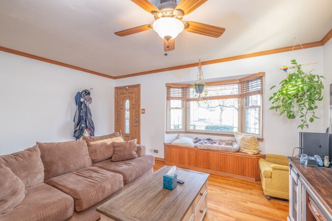 Building Photo - APPLY NOW! Cozy Single Family Home in Milw...