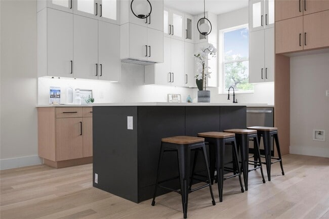 Kitchen - 1512 Seegar