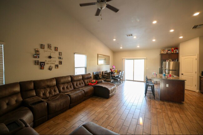 Foto del edificio - 1087 S Orangewood Dr