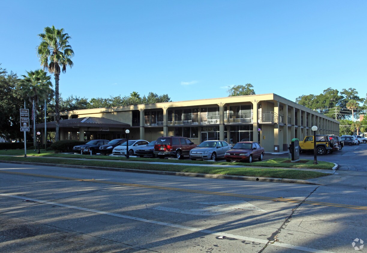 University Hall Apartments in Deland, FL