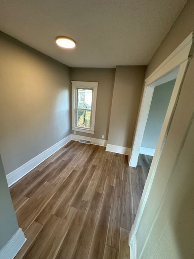 Building Photo - Spacious & Fully Renovated 3-Bedroom Home ...