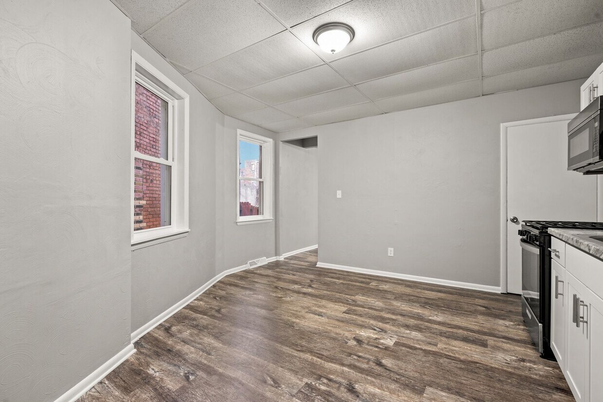 Primary Photo - Recently Renovated 2bd / 1ba Townhouse on ...