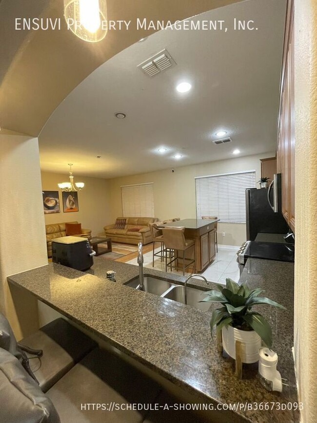 Foto del edificio - Beautiful 4 bedroom 3 bath Townhome in the...