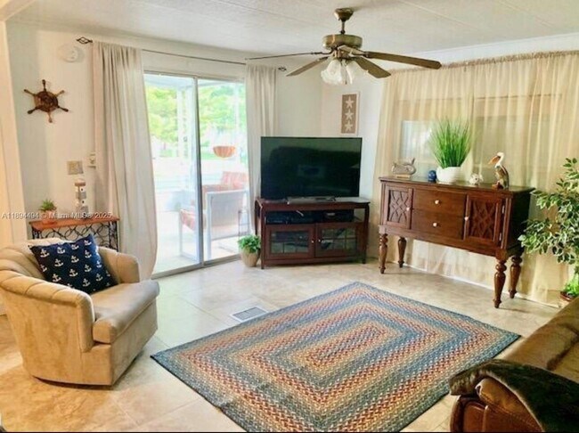 Foto del edificio - 613 N Emerald Dr