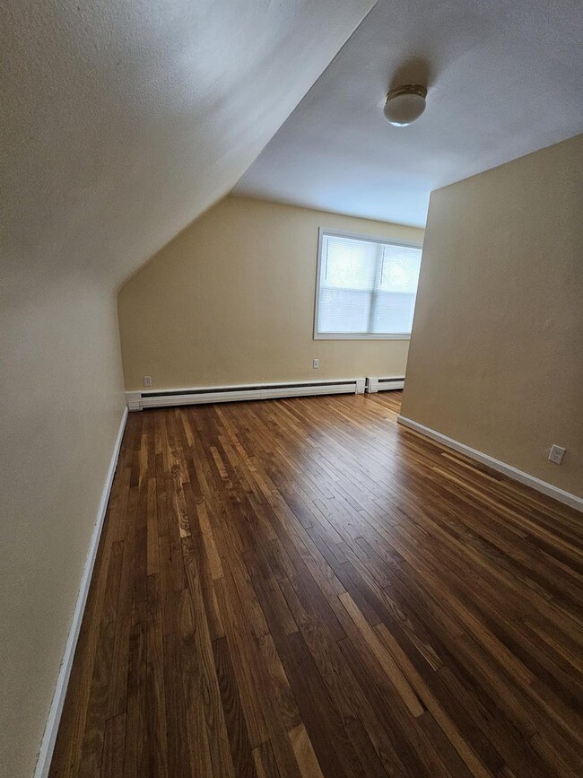 Building Photo - 2525 Pearsall Ave