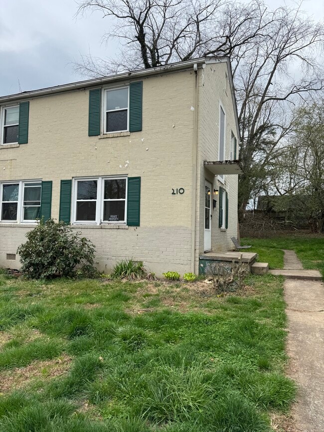 Building Photo - 210 Seward Ave