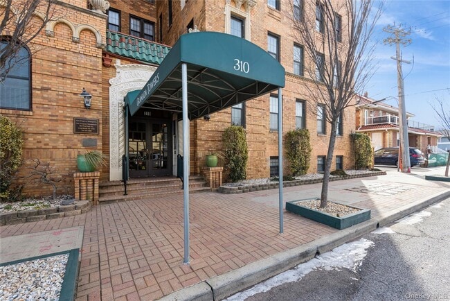 Foto del edificio - 310 Riverside Blvd