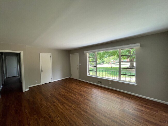 Foto del edificio - 3 bedroom 1.5 bath house available!   Larg...