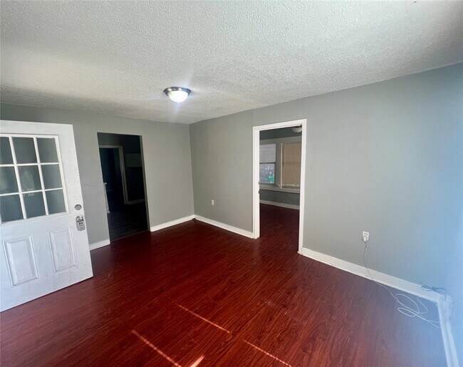 Building Photo - 206 W N Loop Blvd