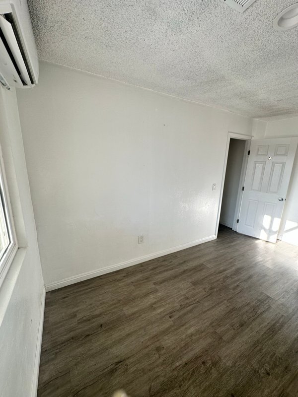 Foto del edificio - 9490 Elm Ave