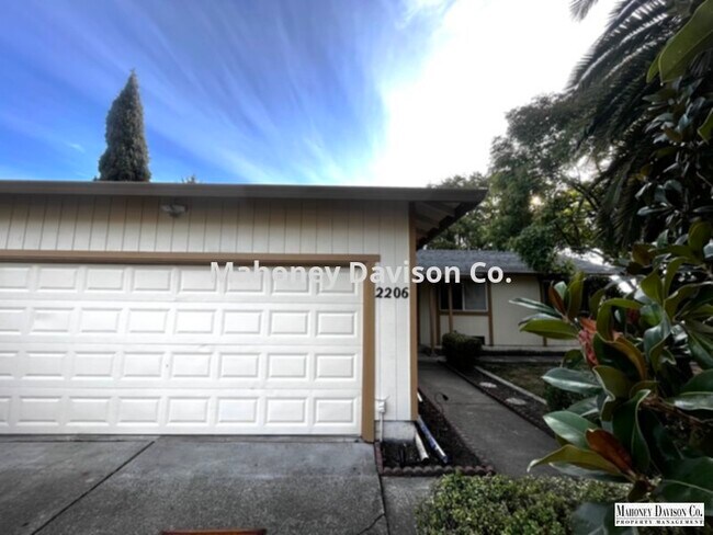 Building Photo - Updated 3 bed/2 bath Southwest Santa Rosa ...