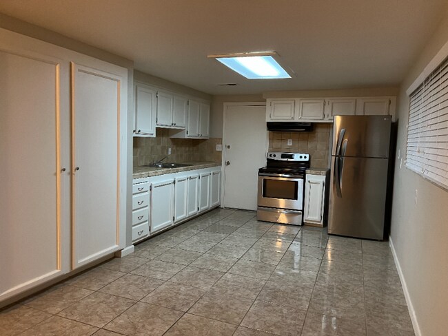 Building Photo - 881 Casselman Dr
