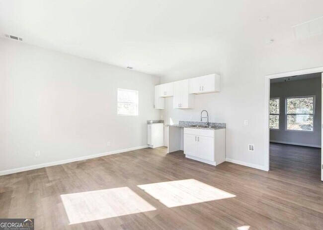 Foto del edificio - 803 Lynmore Ave