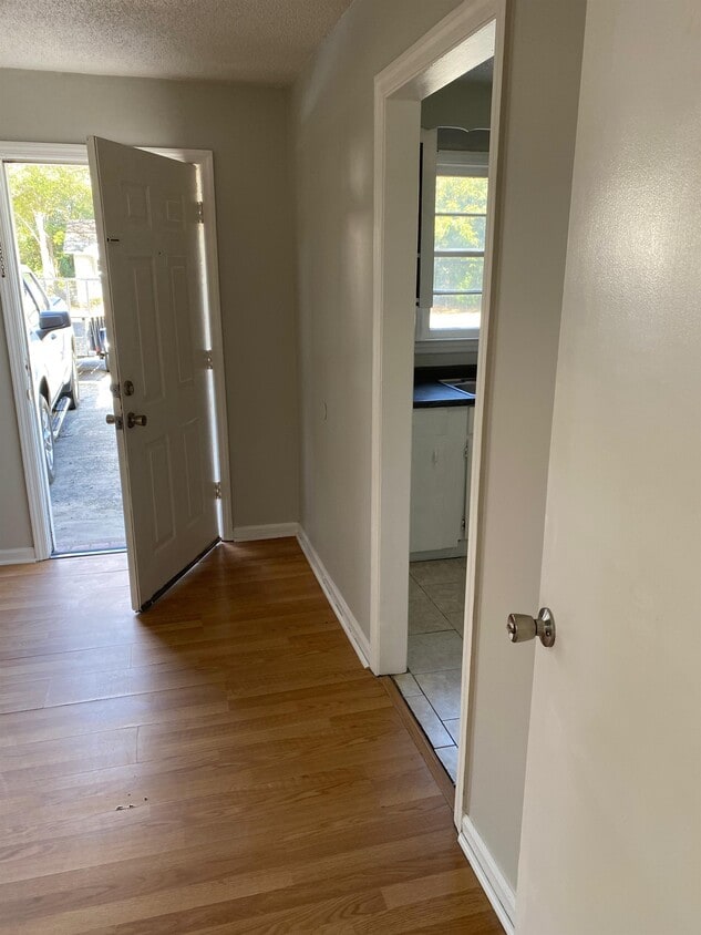 601 Young Ave Unit B, Warner Robins, GA 31093 Room for Rent in Warner