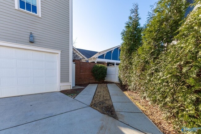 Building Photo - 32 Hillcrest Ave NW