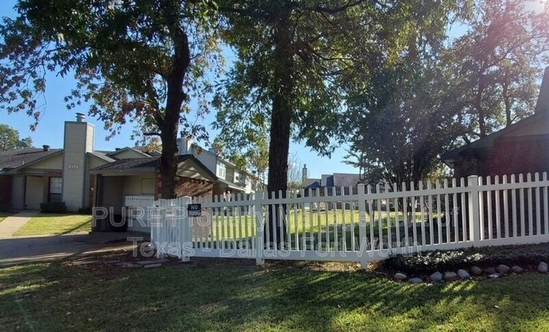Primary Photo - 810 Castleglen Dr