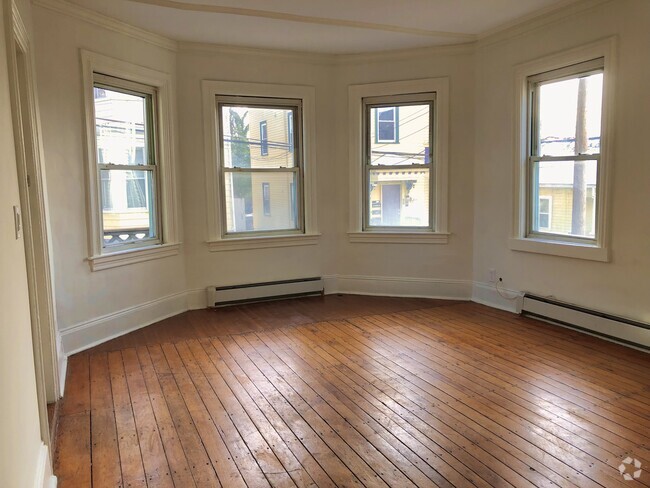 Living room bay window, hardwood floors - 30 Royal St