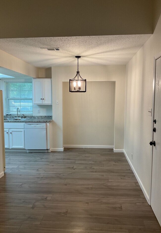 Building Photo - AVAILABLE NOW!