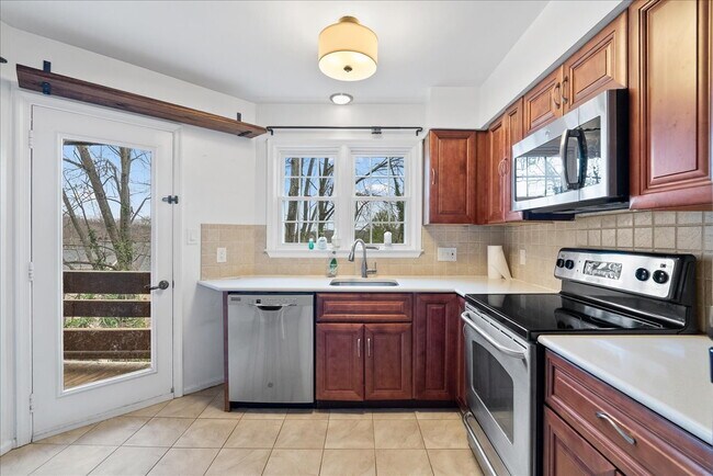 Foto del edificio - Classic Reston condo Offers Bright, Peaceful Court Living