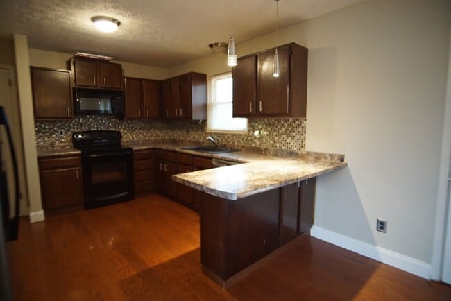 Building Photo - Private, cul-de-sac lot