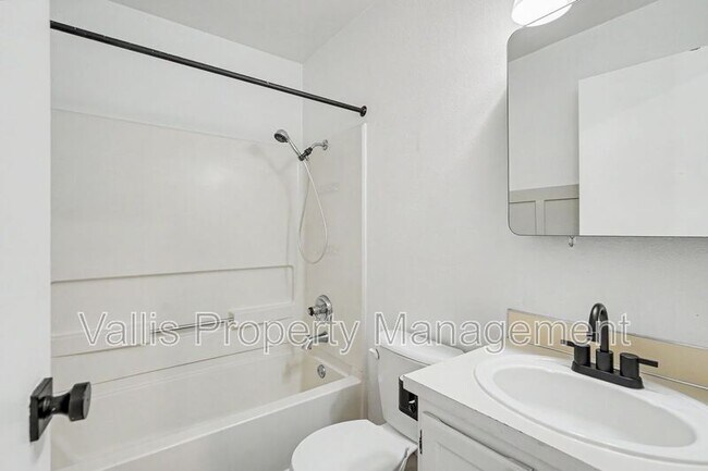 Building Photo - 5260 Springcrest Dr S