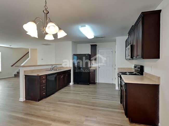 Building Photo - 2900 Quail Oaks Dr