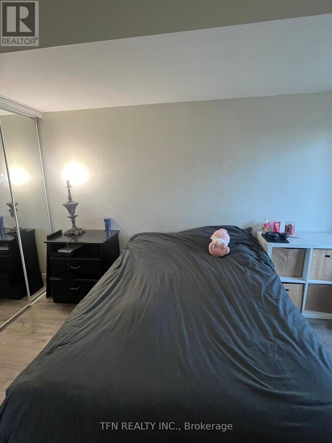 Building Photo - 230 King St E