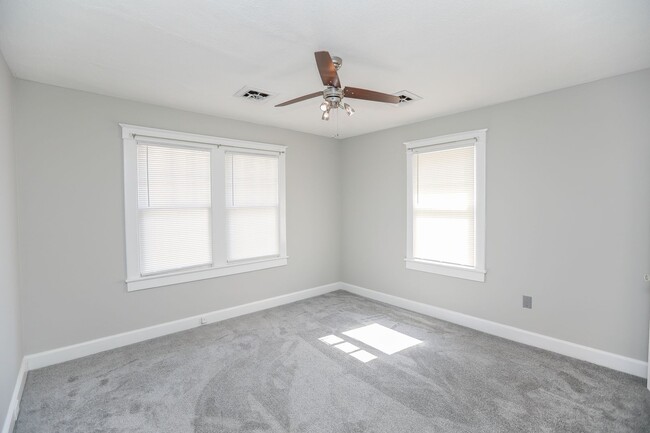 Building Photo - Spacious apartment for rent in Portsmouth!