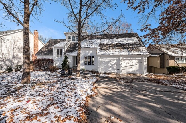 Foto del edificio - Renovated Lakefront 5 Bedroom Home with 2 Garages!