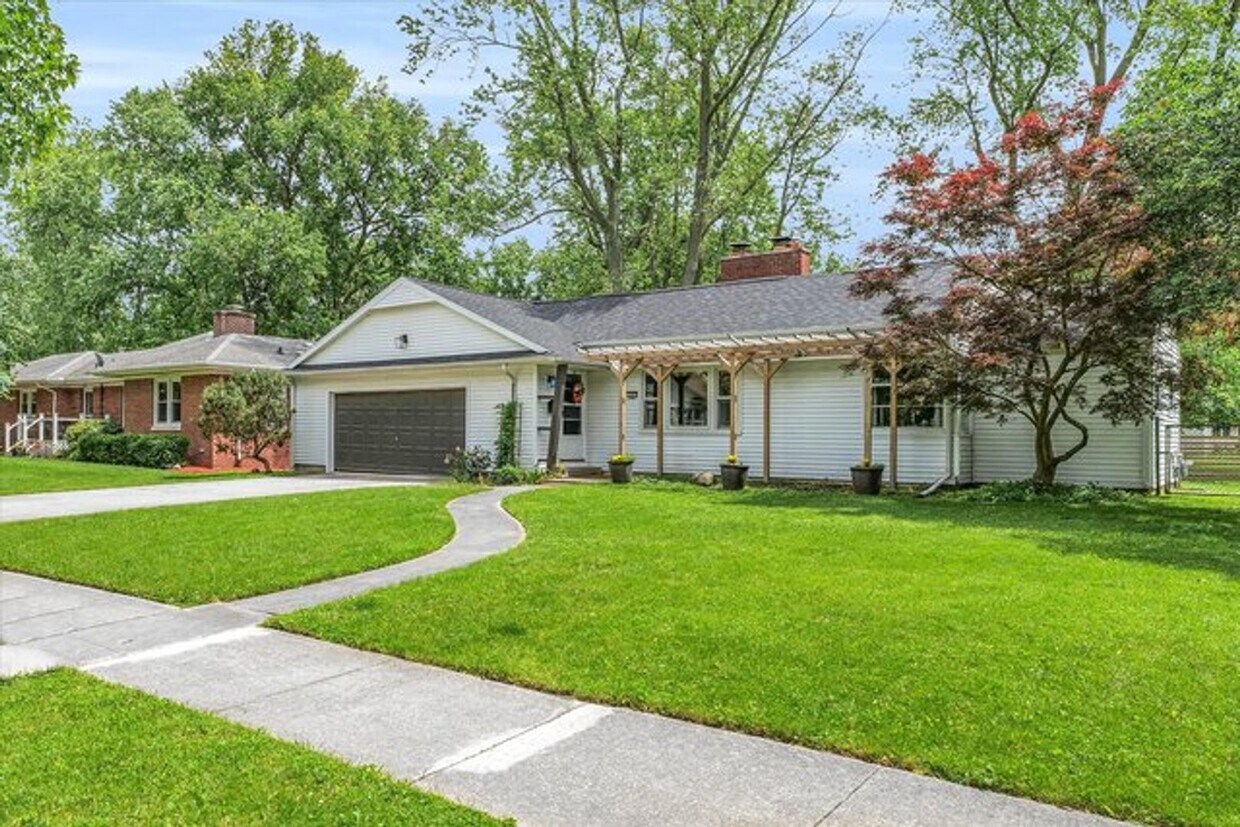 Primary Photo - Renovated Ranch home in Champaign - AVAILA...