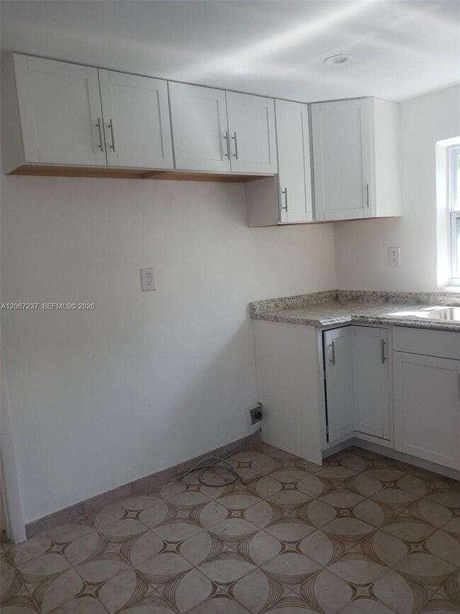 Building Photo - 170 E 46th St